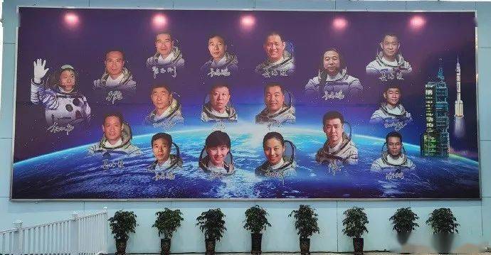 看看中国航天人的仪式感 在酒泉卫星发射中心 有一面照片墙 从