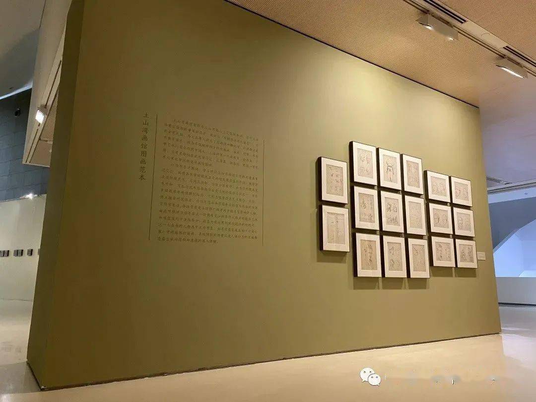 展覽現場圖片,展出位置位於中央美術學院美術館三層,展覽前言牆後本文