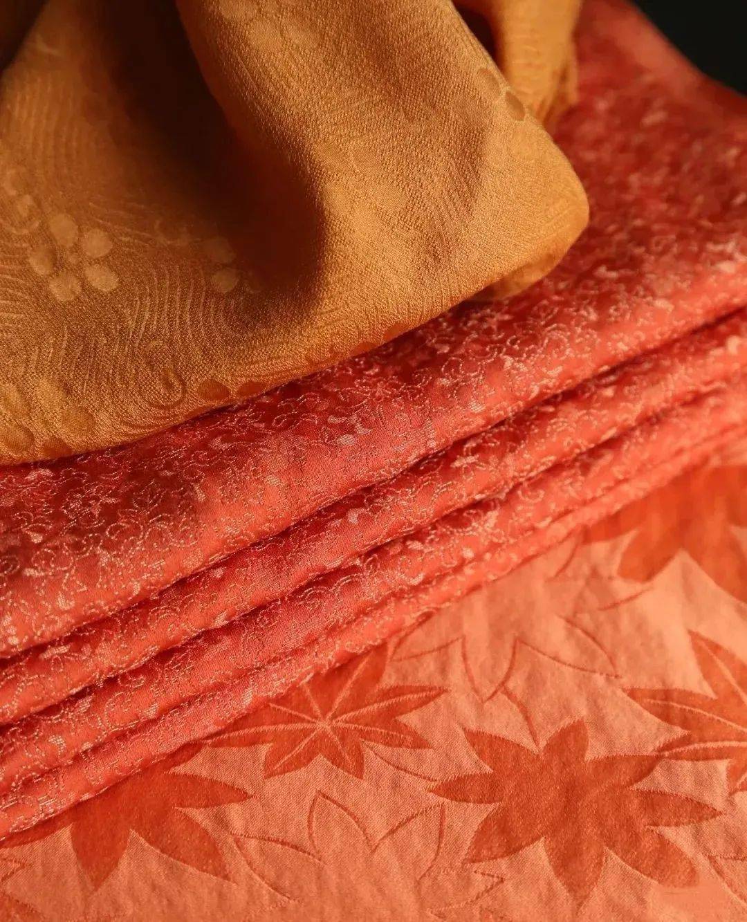 茜草染成的色彩又称"绛",图:百度百科以明矾为媒染剂可以得到红色.