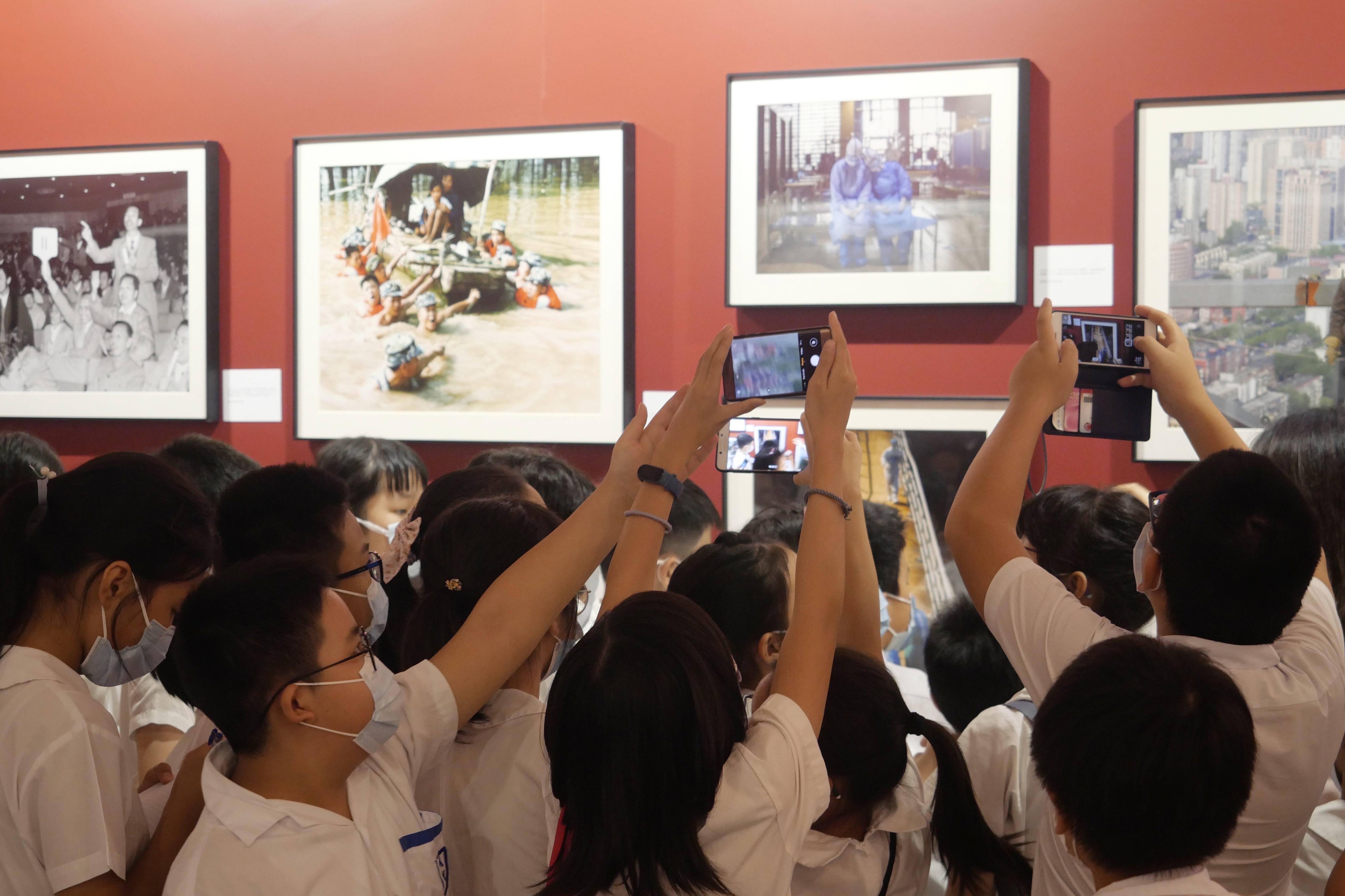 在香港中央圖書館,香港小學生在參觀展覽(10月11日攝).