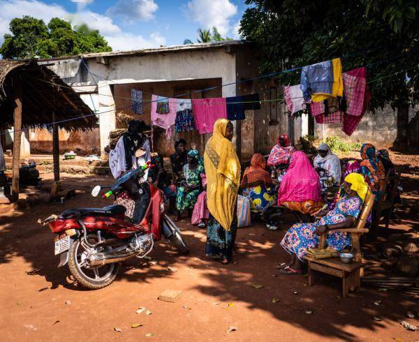 这是10月8日在中非东南部城市班加苏拍摄的逃难的人.