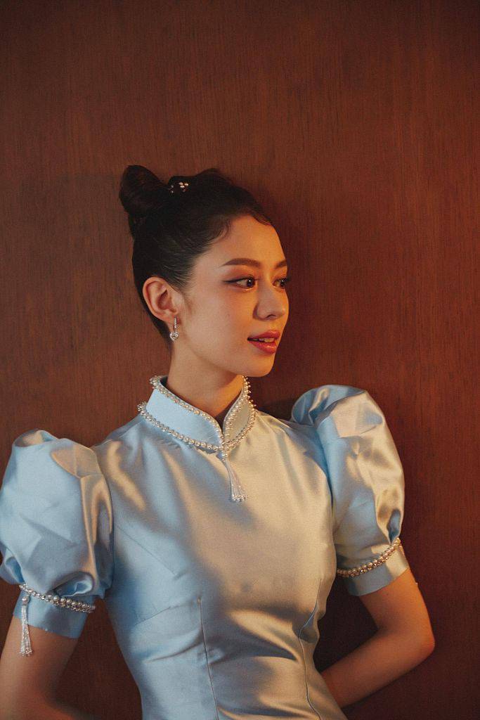 吉娜双马尾丸子头灵气十足 宝蓝礼服秀婀娜身姿