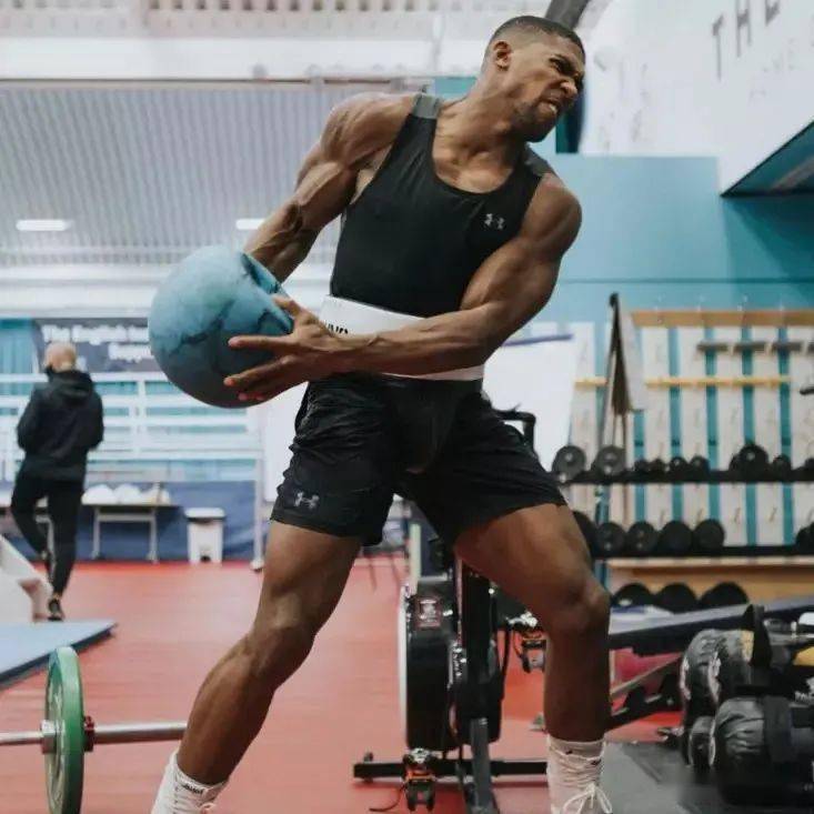 约书亚与阿瓦雷兹教练会面疑似要聘请对方备战与乌西克的复赛