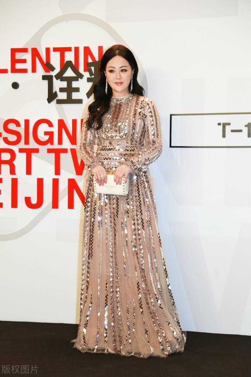 章小蕙难得低调一袭香槟色长裙温婉雅致微胖身材真是上流贵妇