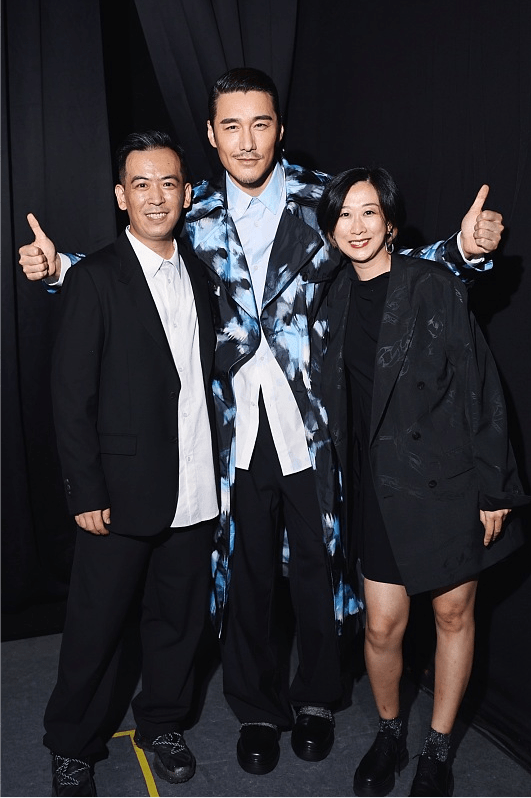 行走的荷尔蒙说的就是胡兵吧不仅穿得养眼老男人魅力也足