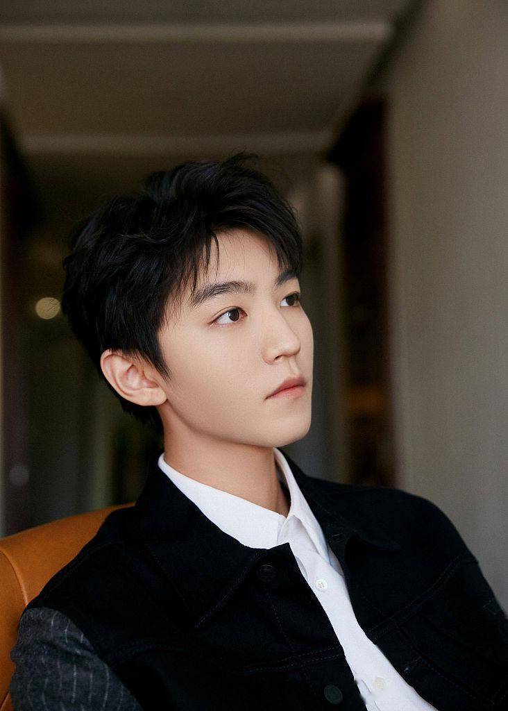 王俊凯简约黑白西装尽显利落雅致 细碎刘海眉眼间氛围感十足