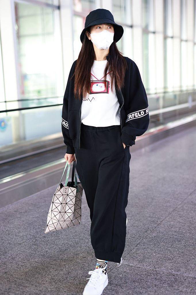 黑色 曾黎穿白色T恤黑色字母外套+阔腿裤 低调简约