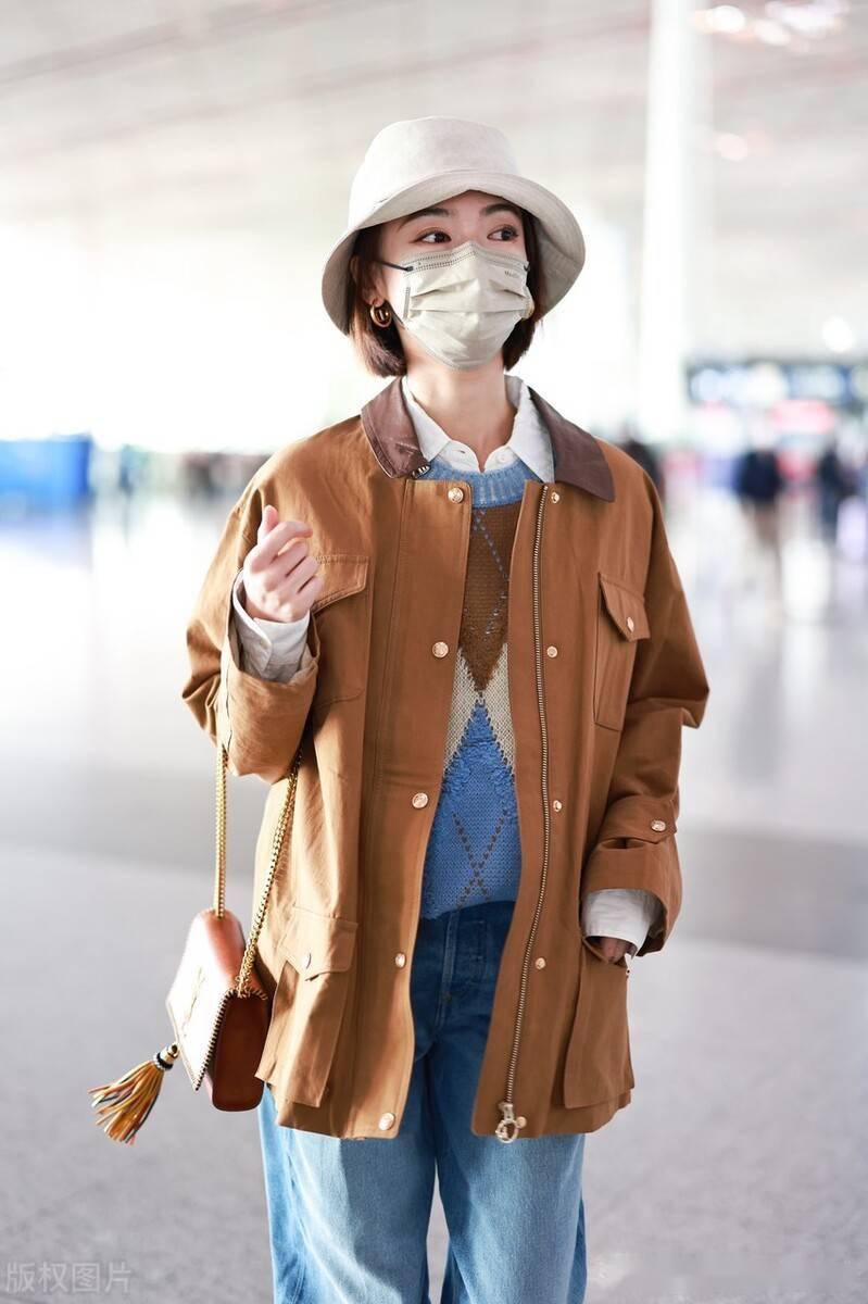 吴谨言身穿驼色上衣搭牛仔裤造型时尚,不羁素颜出镜光彩靓丽