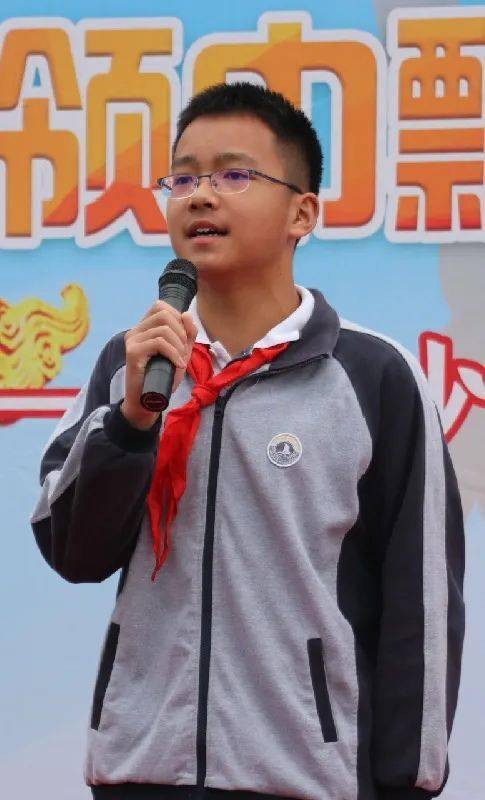 "区少先队总辅导员施琴带领全体队员重温入队誓词.