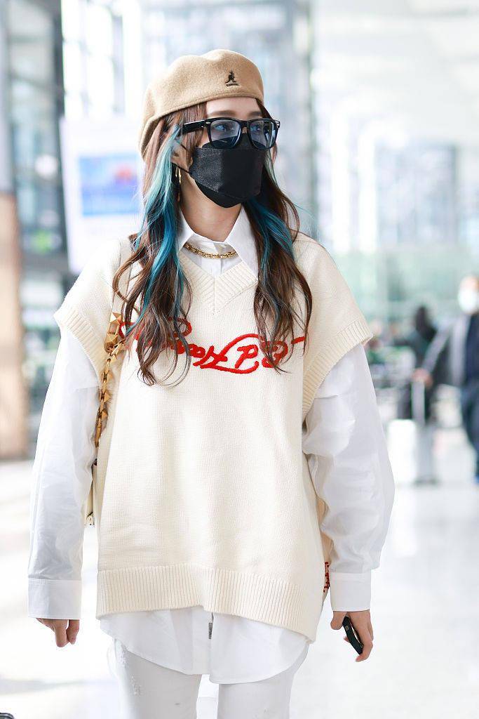 贝雷帽 孟佳纯白学院风穿搭 针织背心叠穿白衬衫一头挑染发文艺潮酷