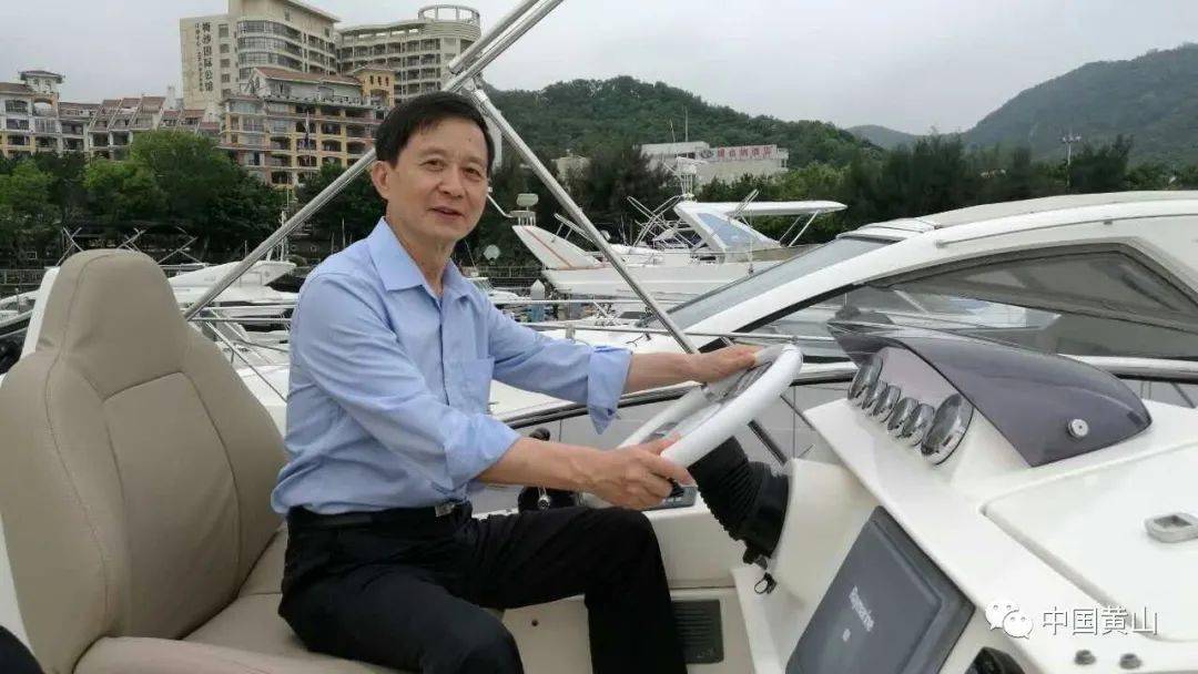 曲作者:余志坚,早年为徽州地区文工团声乐演员.