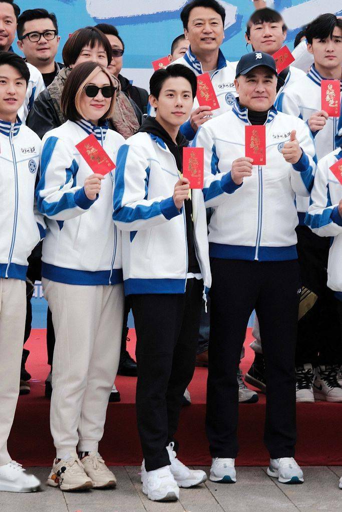 角色|周奇新剧开机诠释新角色帅气十足 笑容自信大方妥妥男神范