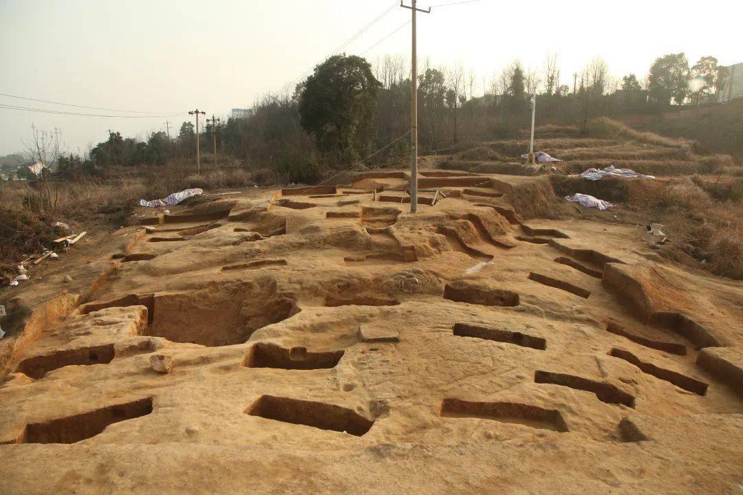 秦岭古墓群图片