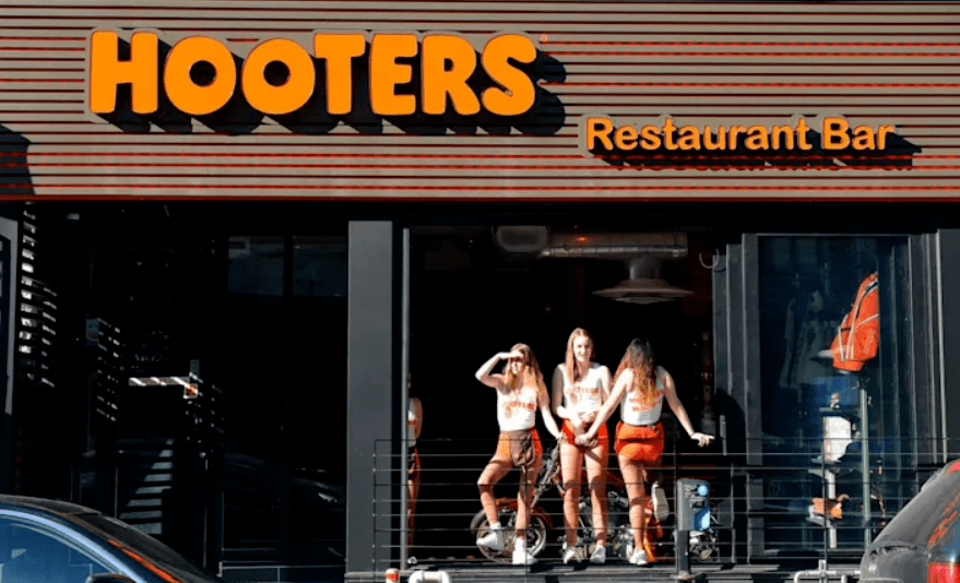 连锁快餐品牌hooters(猫头鹰),要论最会利用服务员来吸引顾客的餐厅