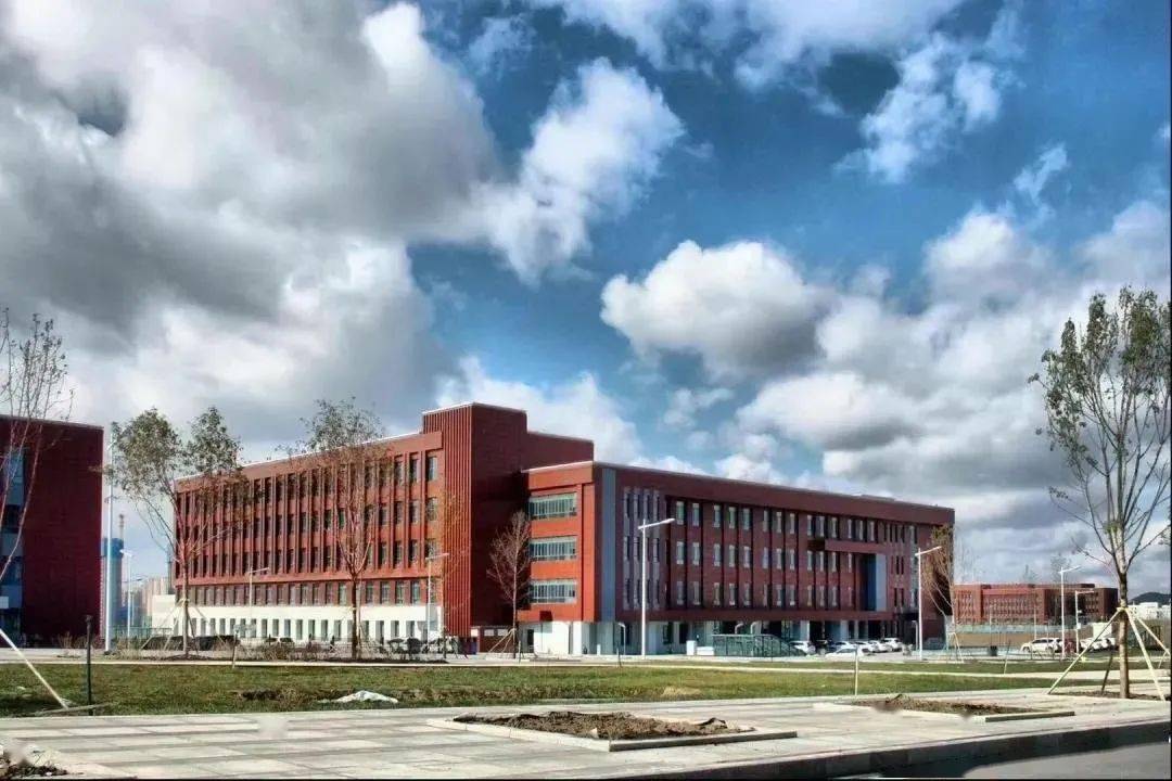 河马泉喜迎第二所大学开学——新疆大学博达校区投入使用