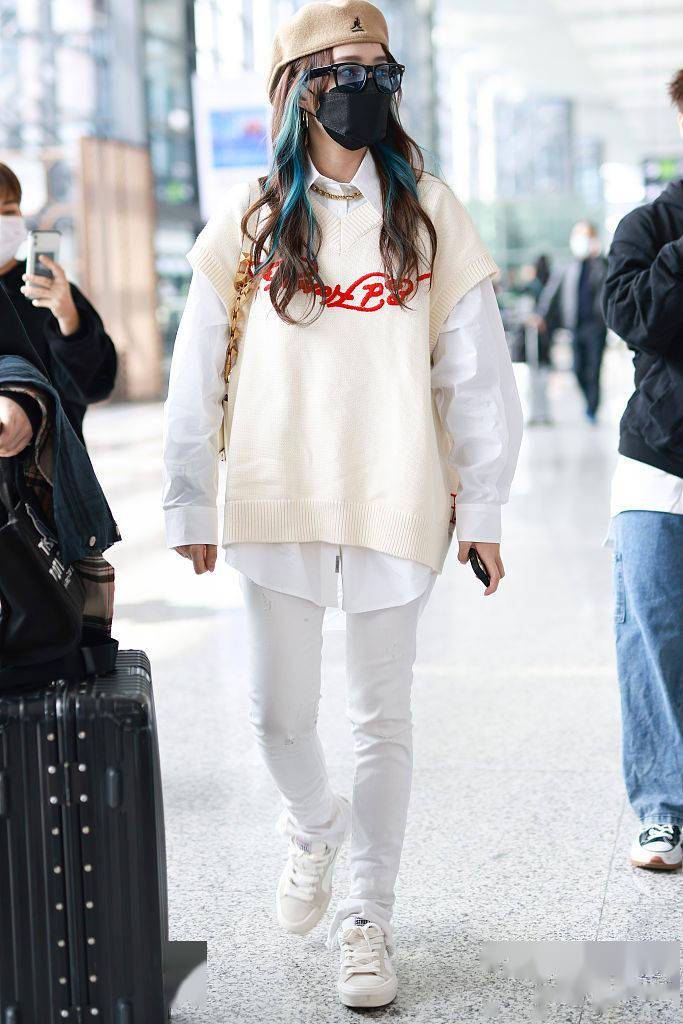 贝雷帽 孟佳纯白学院风穿搭 针织背心叠穿白衬衫一头挑染发文艺潮酷