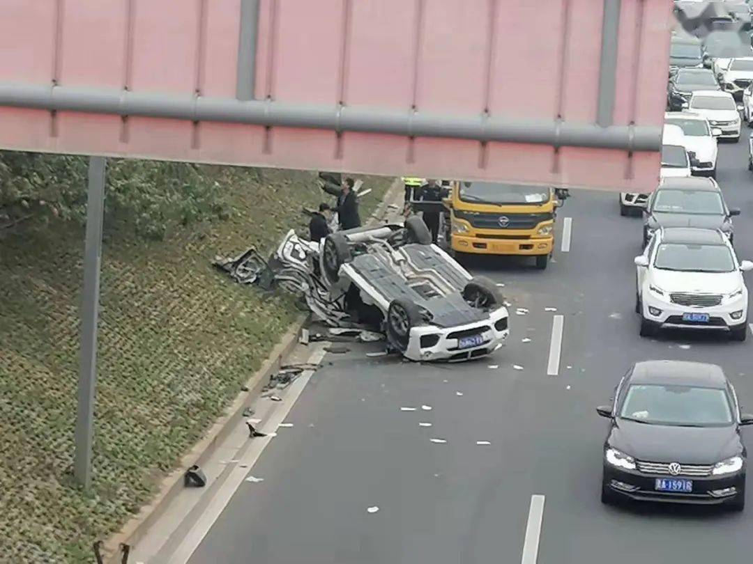 滨河路车祸图片