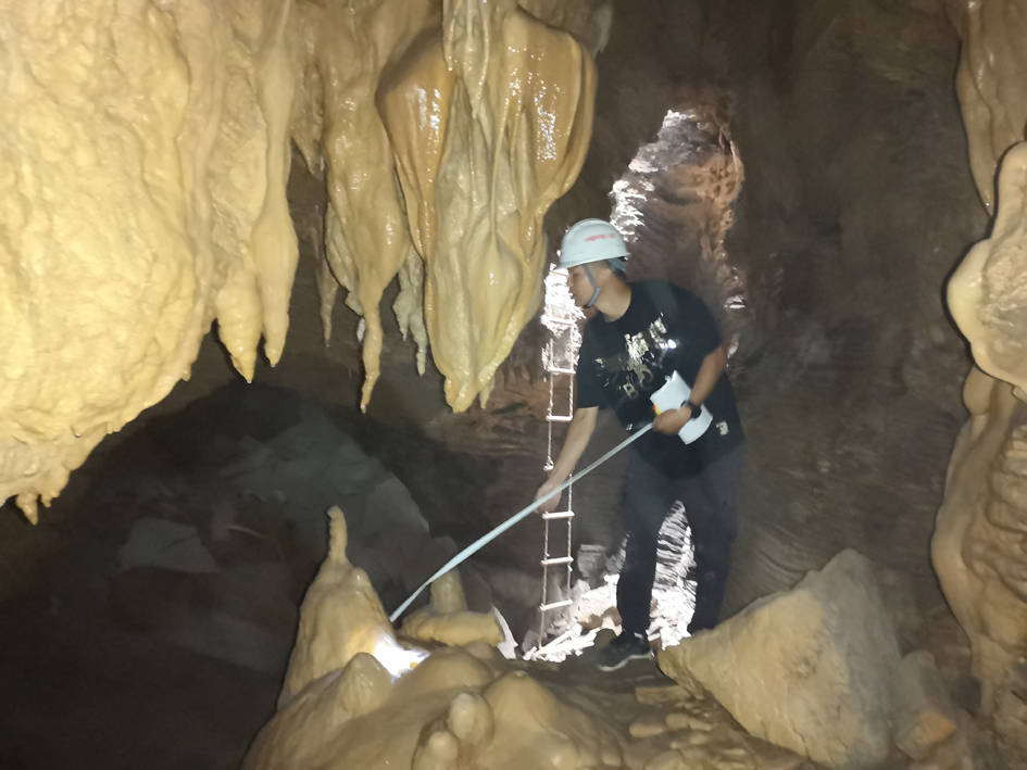 贵南高铁引入贵阳枢纽施工现场挖出溶洞