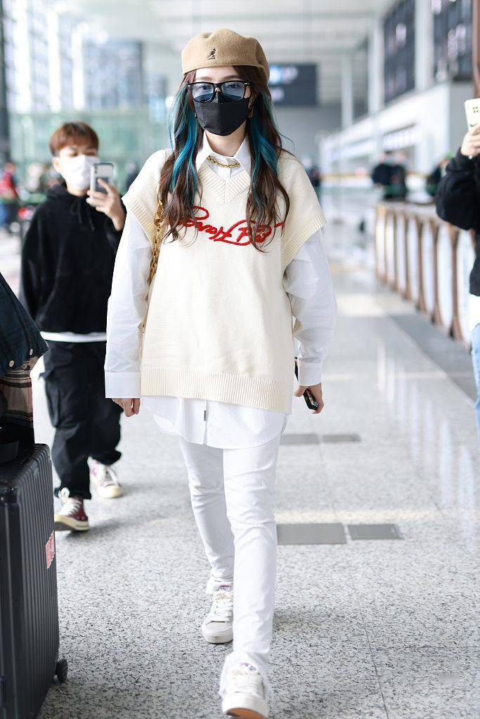 贝雷帽 孟佳纯白学院风穿搭 针织背心叠穿白衬衫一头挑染发文艺潮酷