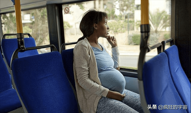 事情的经过是一名年龄大约有50岁左右的大妈在公交汽车上要求一名孕妇