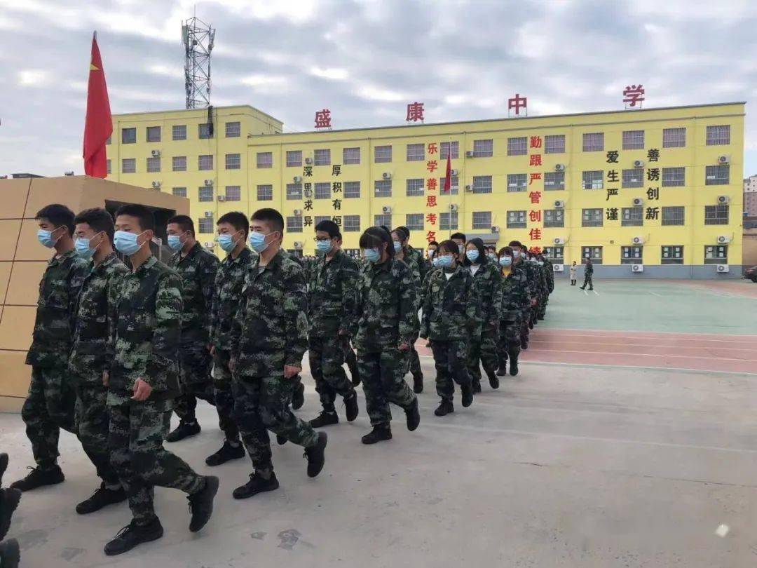 67万荣县盛康中学党支部组织全体师生观看电影长津湖