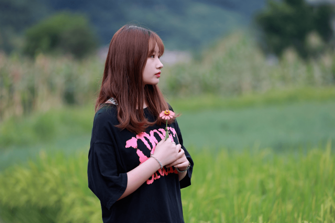 小新:外国语学院北山书院-颜渝汶小新是一个阳光开朗的学妹,她勤学好