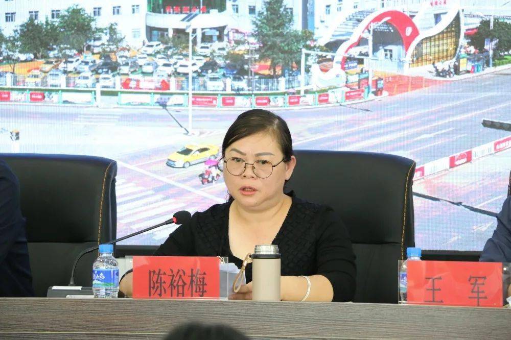 砚山县人民政府副县长王凯作工作指示砚山县妇幼保健院院长李海作表态