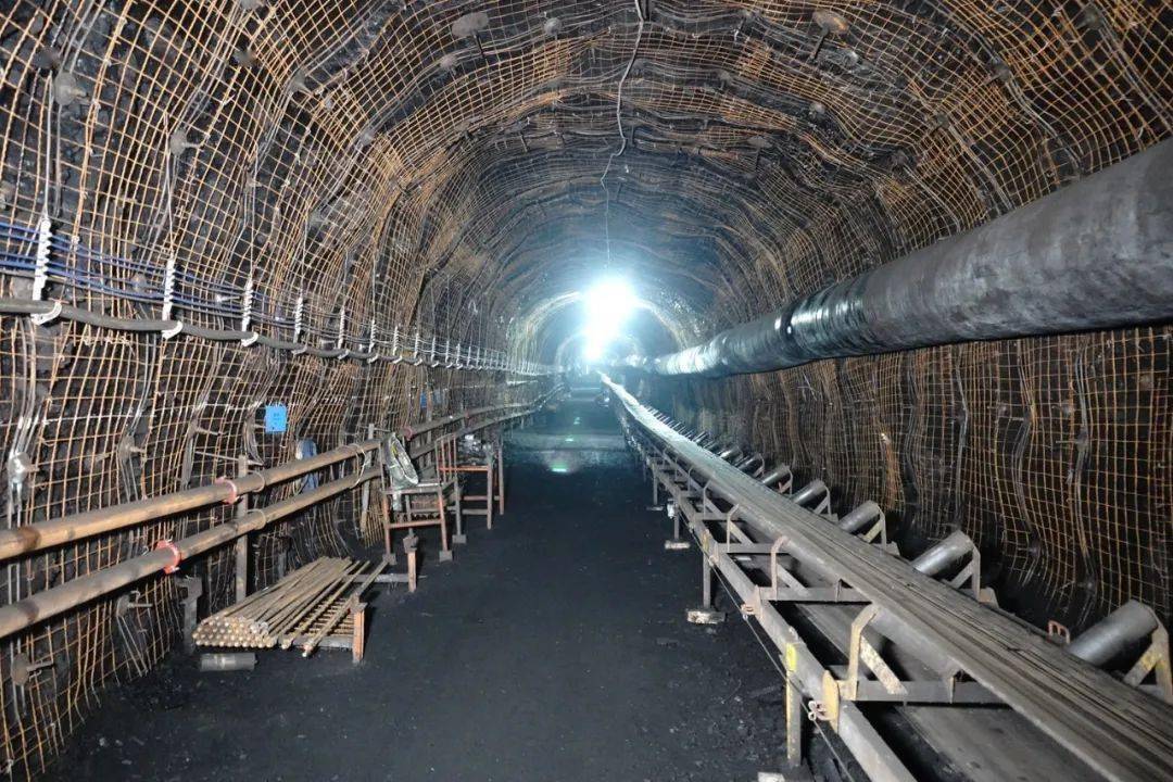 在此基础上,灵东矿向职工广泛征集有利于巷道掘进"小改小革""科技创新