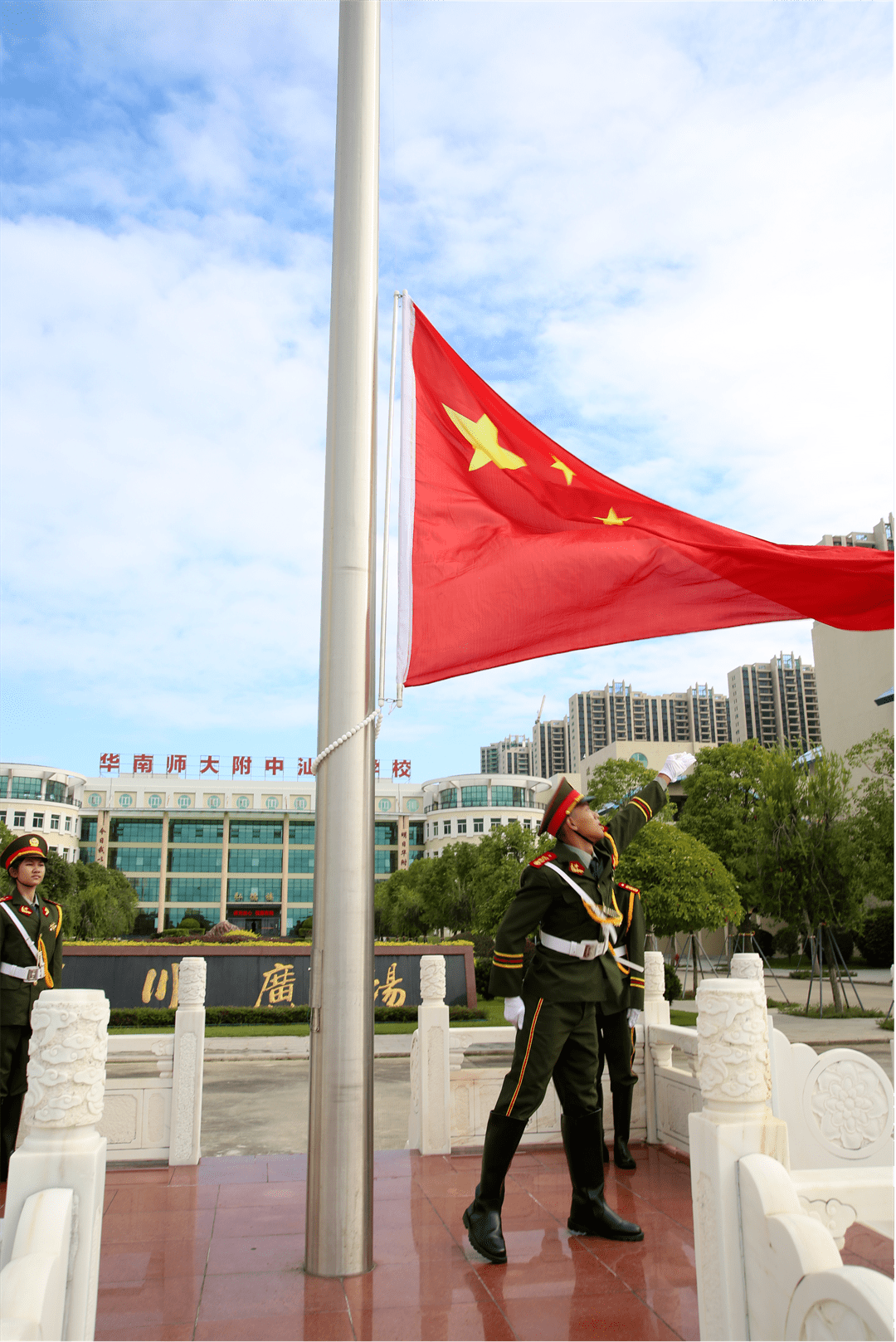 带着不变的传承踏上全新的日程我校举行2021年国旗队换届仪式