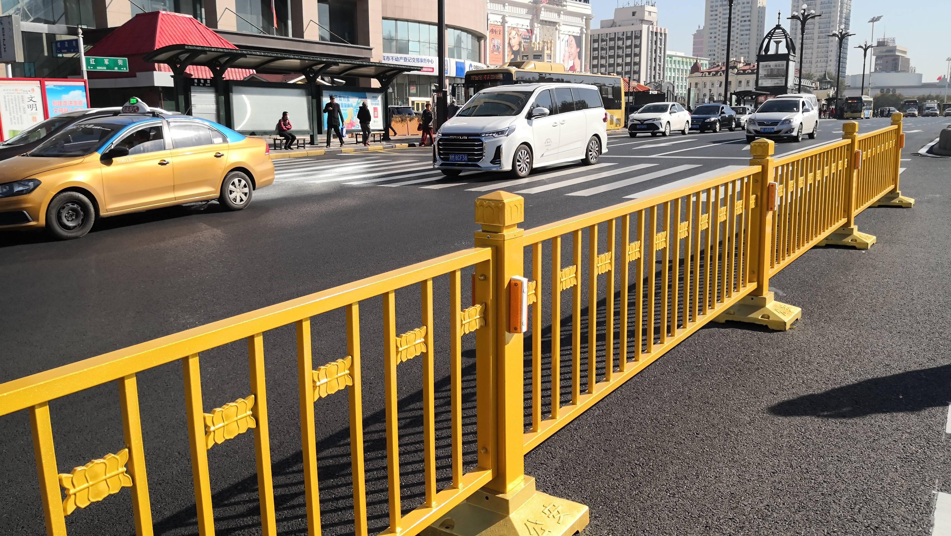 金色道路隔离带,扮靓冰城街路