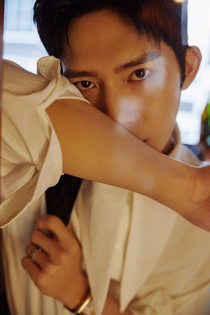 井柏然拍写真上演精致侧脸杀无敌剪刀领白衬衣彰显贵气