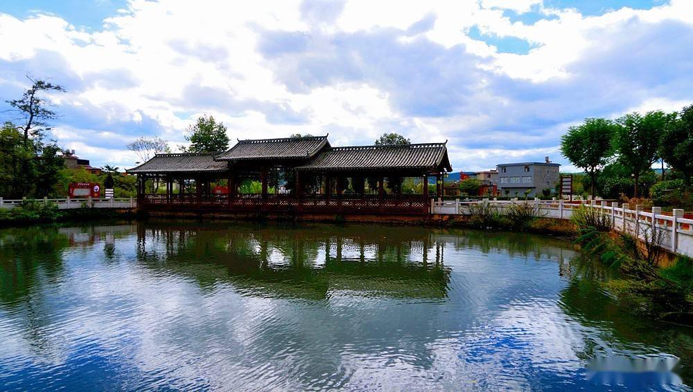 茂密青翠林中的白龙潭