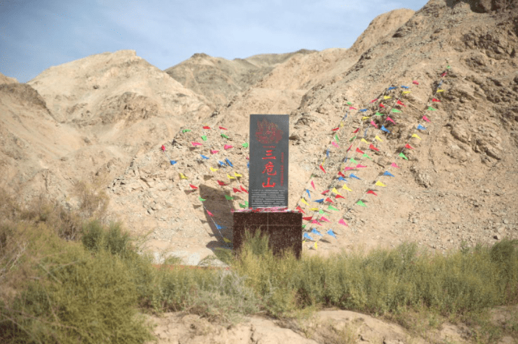 67铂燕石碑在敦煌三危山揭牌跨越三千公里为品牌文化溯源