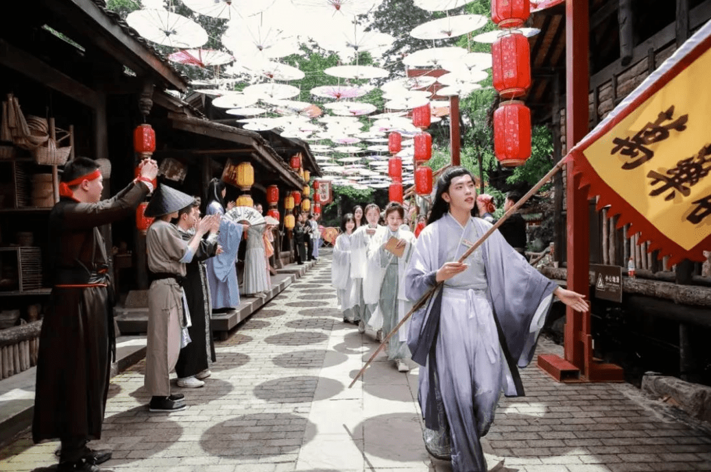 这一派大明武侠世界的既视感,来源于成都街子味江景区的"剧本杀 文旅"