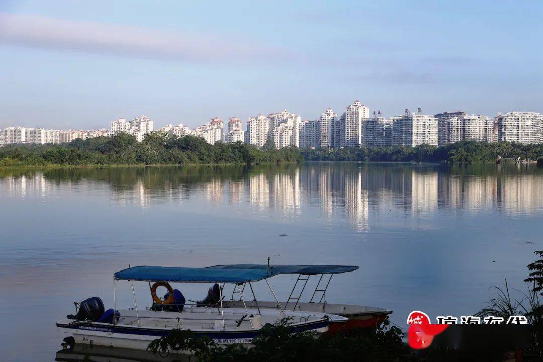 图说琼海:雨后天气放晴,市民在万泉河边观景游玩