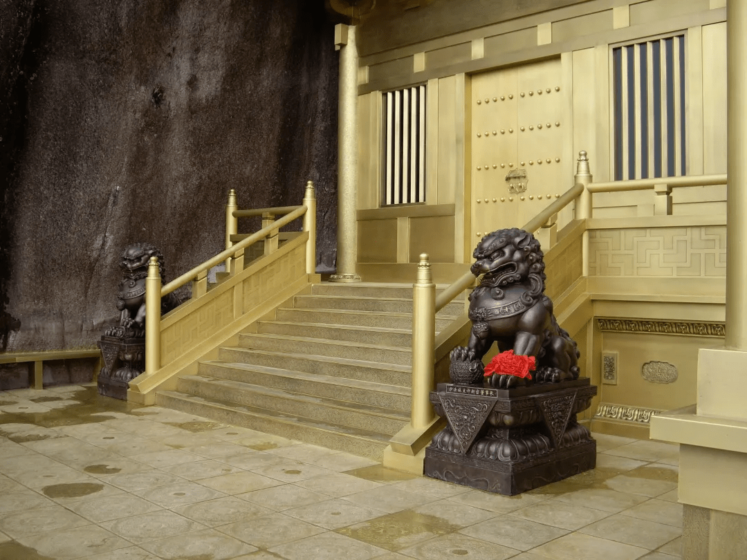 福鼎一片瓦禅寺在幽谷山崖中的悬空铜殿