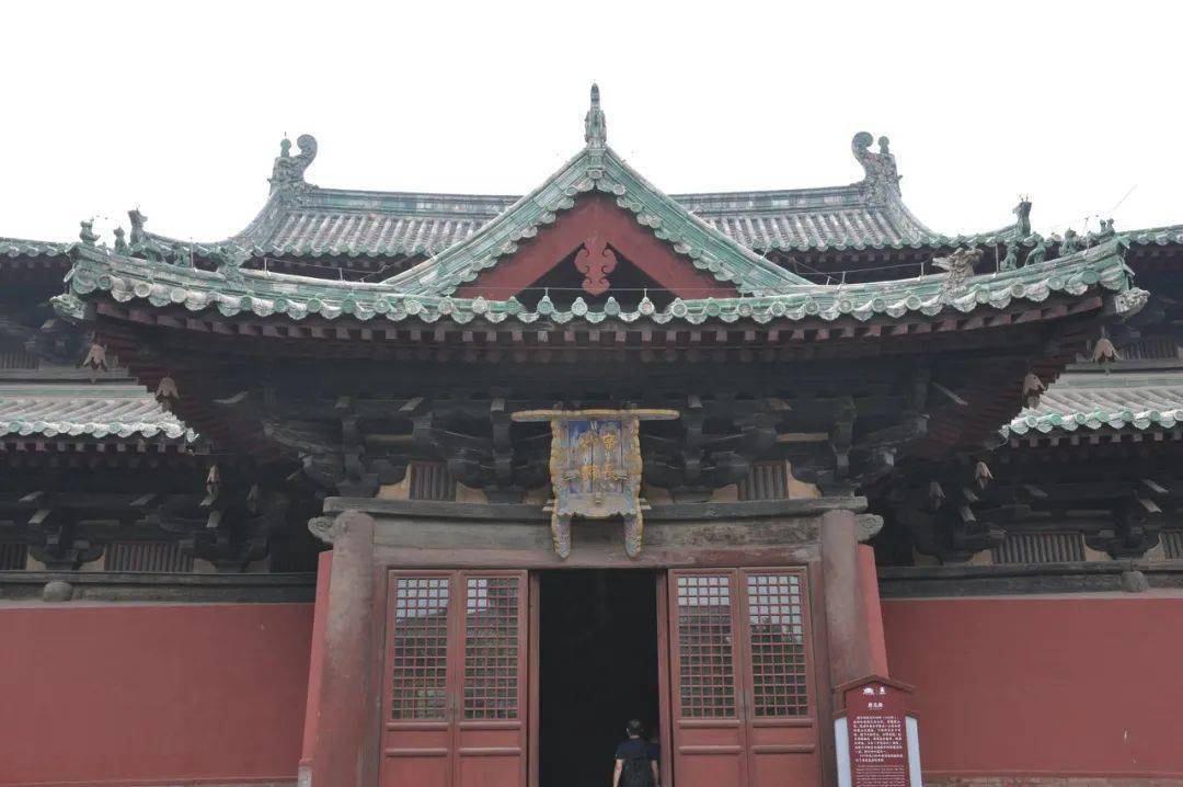 悬空寺的主体是两座三檐歇山顶的主殿,两殿之间用悬梯连接,最大的三官