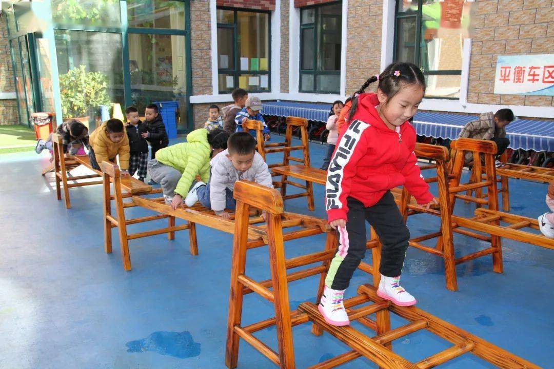 悦享户外点亮童年市幼儿园举行户外体能锻炼活动