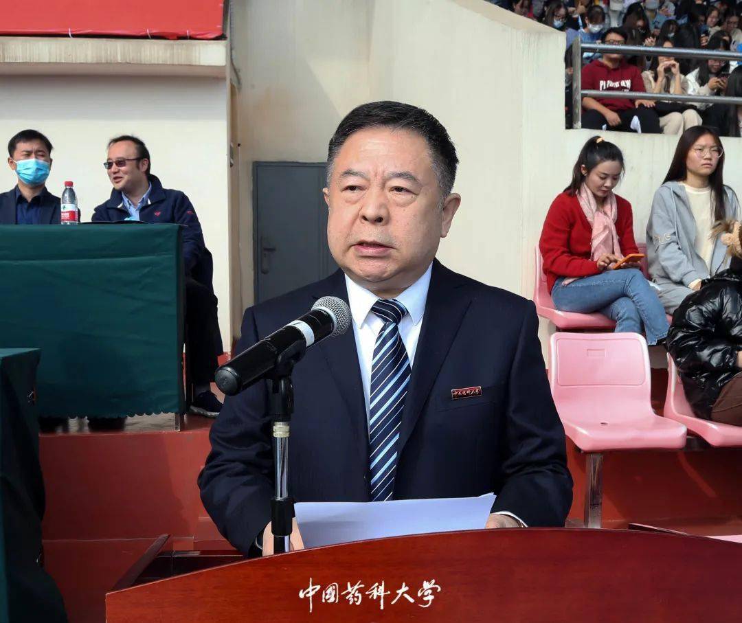 体育部主任纪乃旺介绍了出席开幕式的领导和嘉宾,副校长姚文兵致开幕