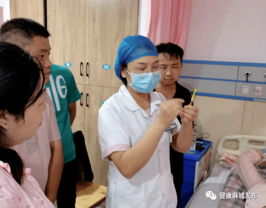 瞧在这家医院产科婆婆为儿媳妇学打针