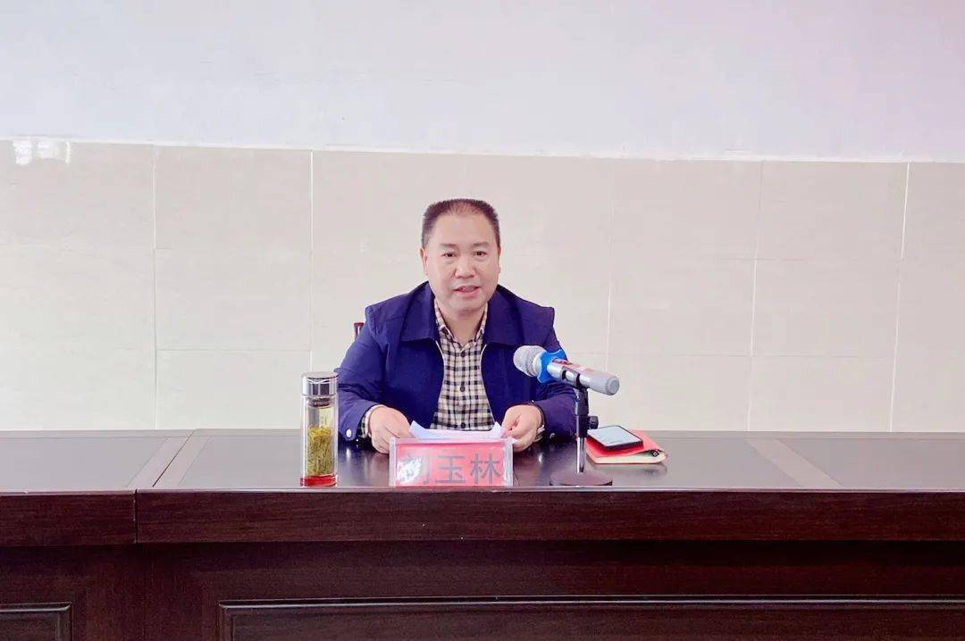 思政课堂县人大常委会副主任刘玉林到兴莲中学讲授思想政治理论课