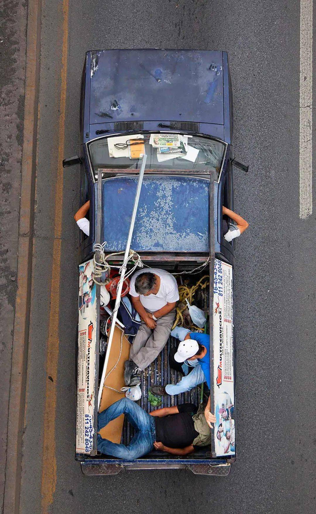 最繁忙公路上的搭车人