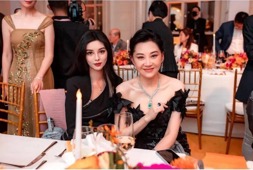 许晴在内场被拍合影,52岁穿紧身裙还这么漂亮,比素人还年轻!