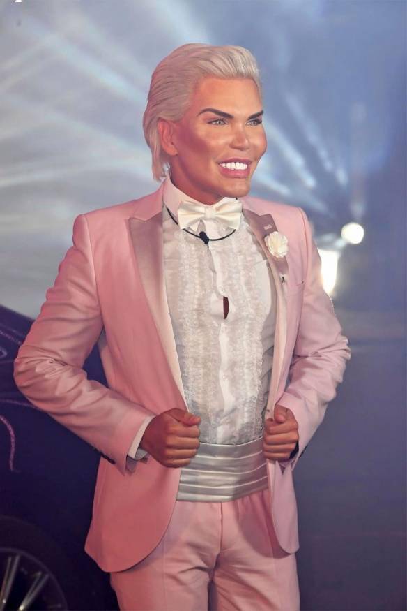 真人版肯尼!巴西红人变性成"芭比":赚进百万美金