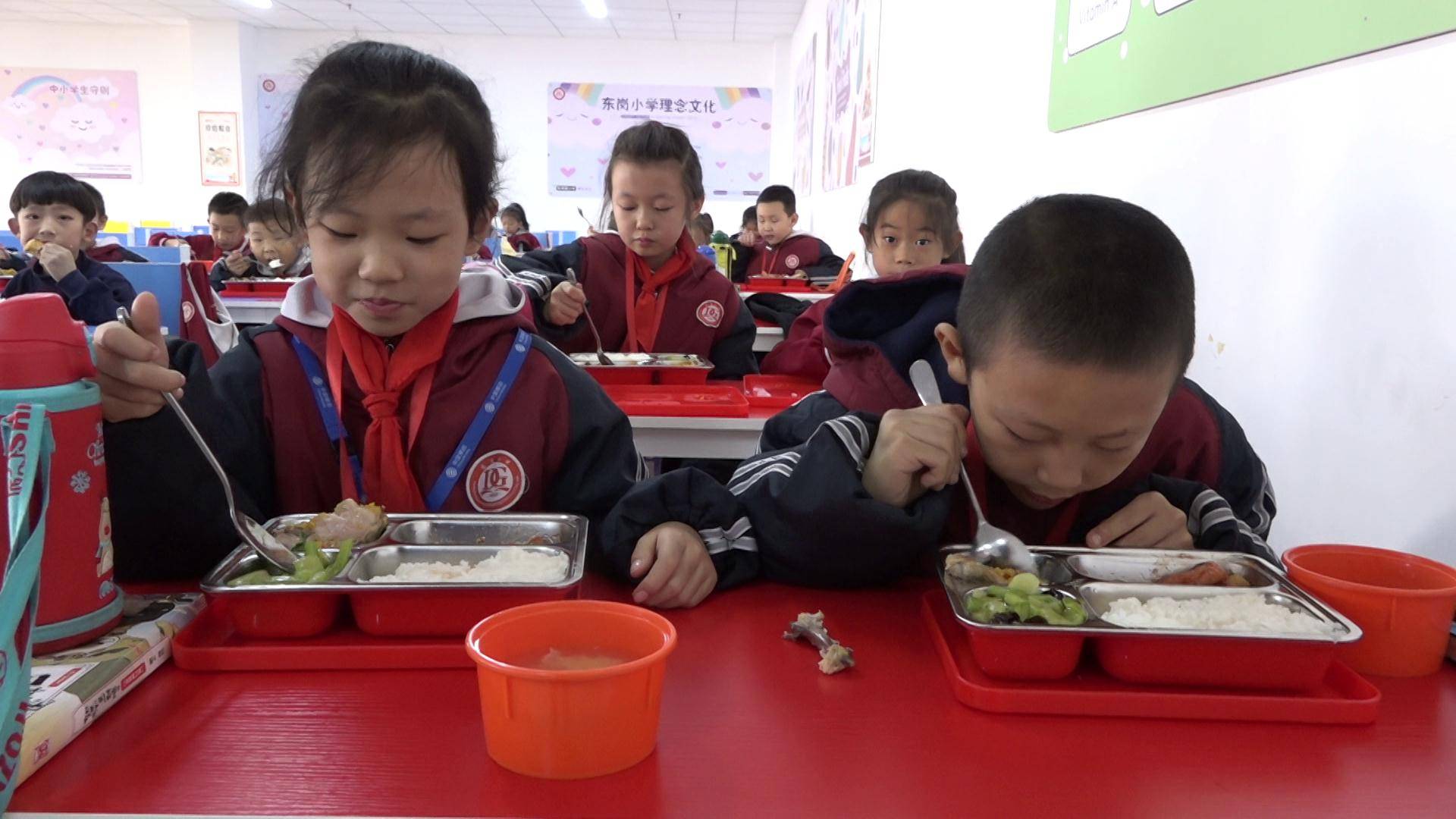 太原:一校一策結合實際 配送午餐流程放心_東崗小學