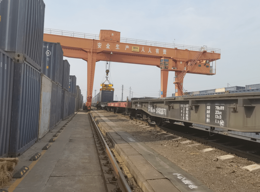 7月初,该站将废弃的孝大专用线部分线路作为牵出线恢复使用,使调车