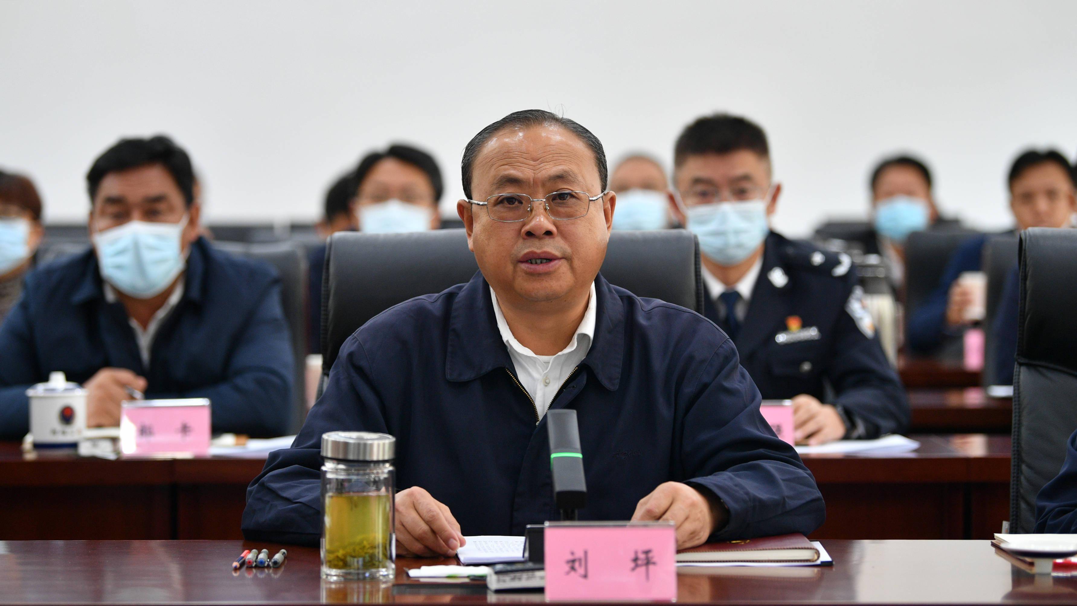 州委副书记,州长罗振华主持会议;州委副书记吴立岩,高加军出席会议.