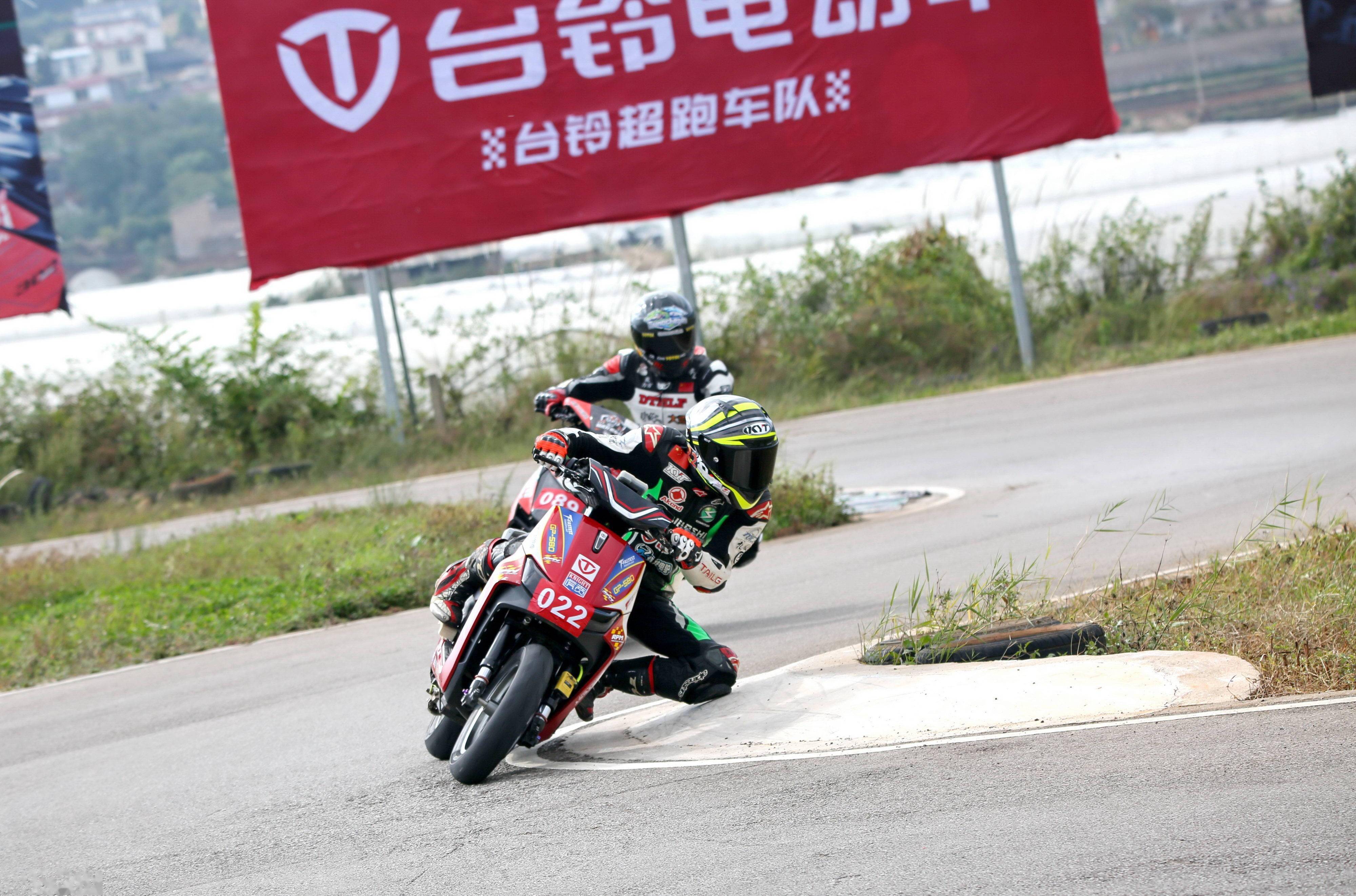 南京远驱云南powerrace公路摩托车系列赛排位剪影