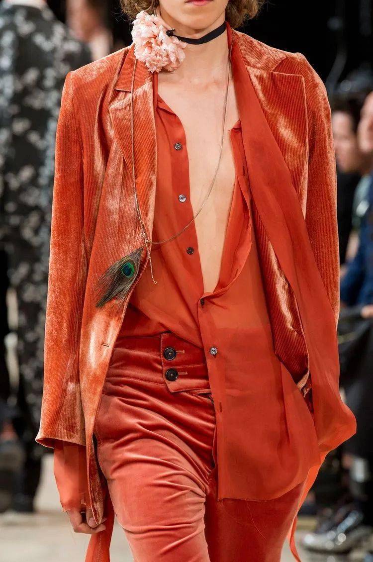 今年秋冬的高级感,都在丝绒里_红色