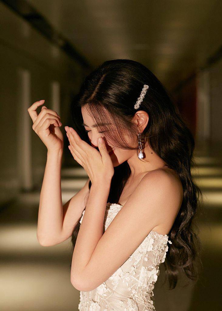 一身 陈妍希一袭露肩长裙仙气飘飘 大秀修长肩颈线条美腻十足